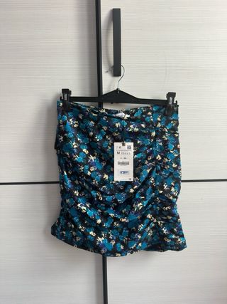Falda Zara floral azul Talla M