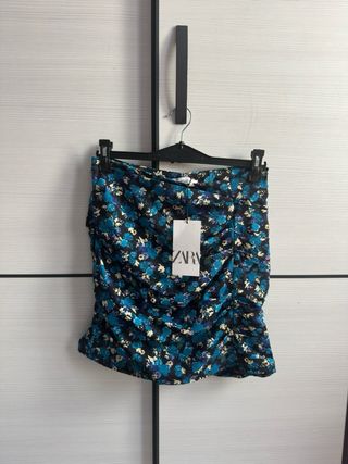 Falda Zara floral azul Talla M