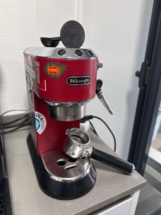 Cafetera DeLonghi Dedica con accesorios