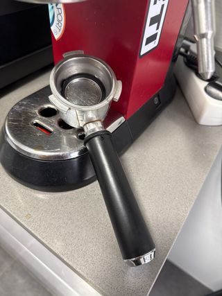 Cafetera DeLonghi Dedica con accesorios