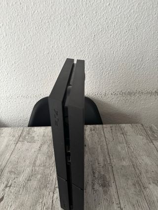 PS4 (PlayStation 4) con controller e giochi