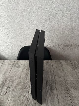 PS4 (PlayStation 4) con controller e giochi