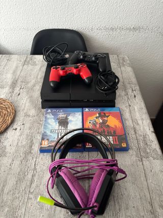 PS4 (PlayStation 4) con controller e giochi