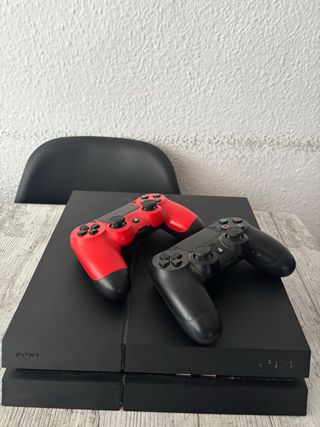 PS4 (PlayStation 4) con controller e giochi