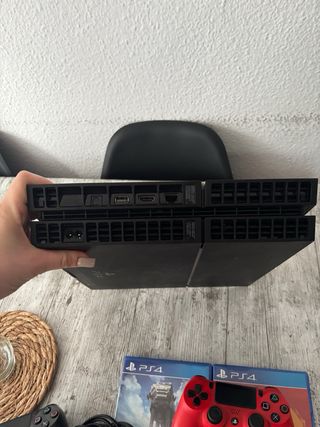 PS4 (PlayStation 4) con controller e giochi