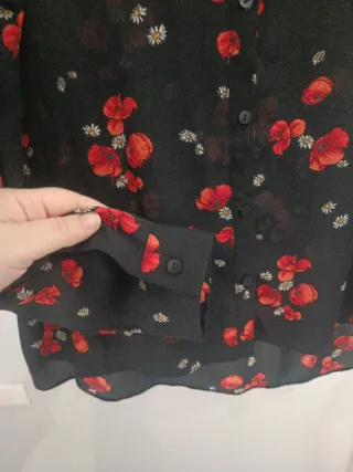 Camisa negra flores rojas Primark mujer
