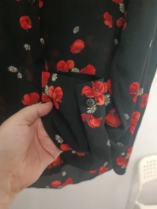 Camisa negra flores rojas Primark mujer