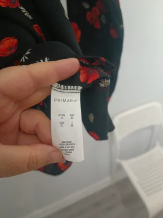 Camisa negra flores rojas Primark mujer