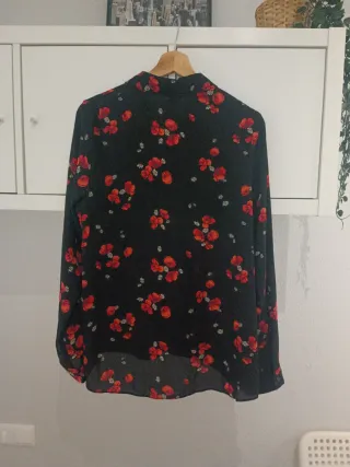 Camisa negra flores rojas Primark mujer