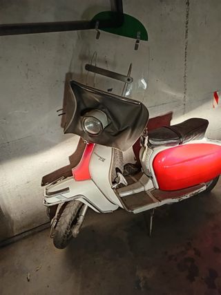 Lambretta Roja y Blanca Impecable