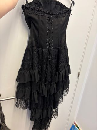 Vestido gótico negro con encaje