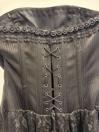 Vestido gótico negro con encaje