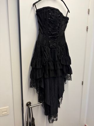 Vestido gótico negro con encaje