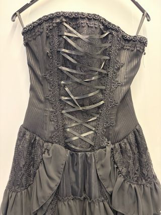 Vestido gótico negro con encaje