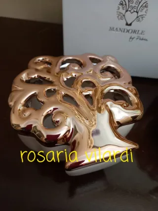 Cuore con mani ceramica e luce