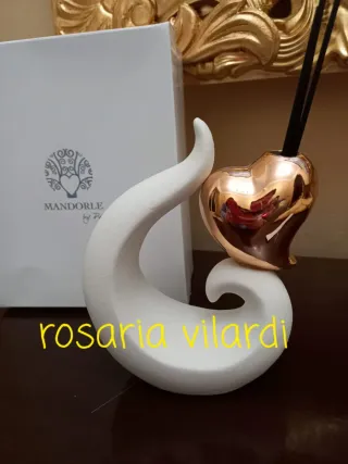 Cuore con mani ceramica e luce