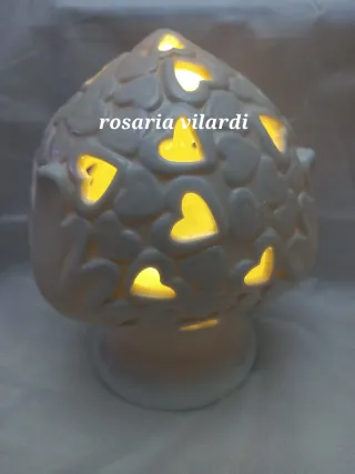 Cuore con mani ceramica e luce