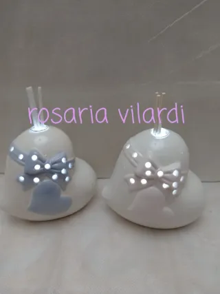 Cuore con mani ceramica e luce