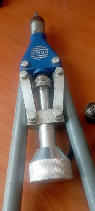 Remachadora de tuerca Bralo