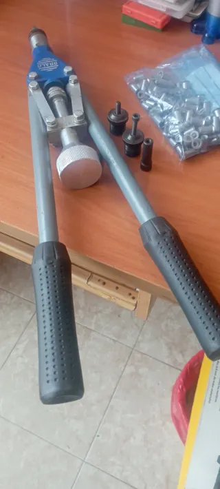 Remachadora de tuerca Bralo