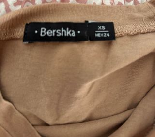 Camiseta marrón con parches multicolor