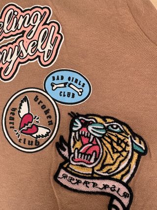 Camiseta marrón con parches multicolor