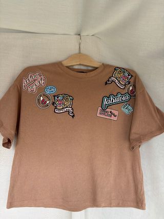 Camiseta marrón con parches multicolor