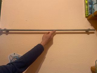 Toallero de metal plateado