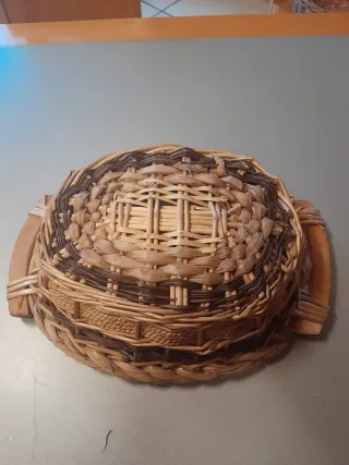 Cesto portafrutta in vimini e legno