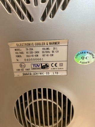 Nevera portátil plateada