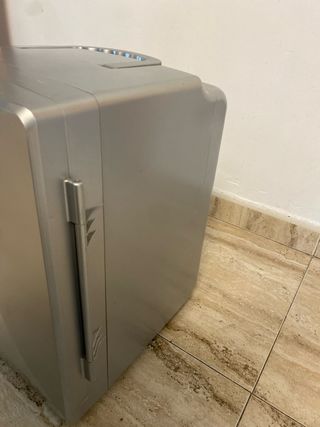 Nevera portátil plateada