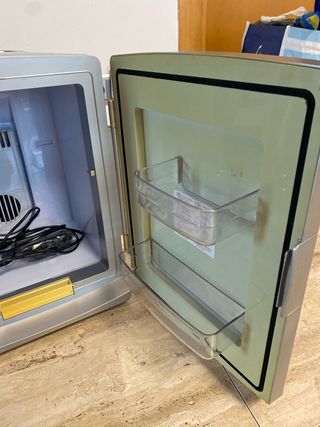 Nevera portátil plateada