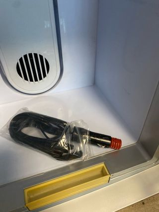 Nevera portátil plateada