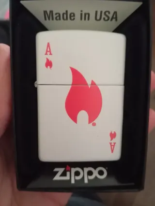 Accendino Zippo con design Asso di Fiori