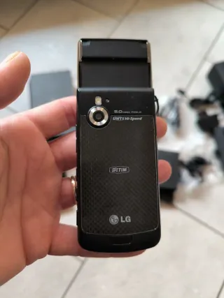 LG KF750 TIM con auricolari caricabatterie e altro