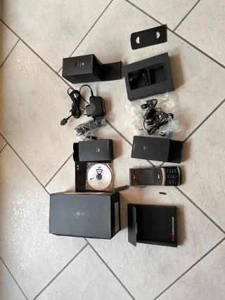 LG KF750 TIM con auricolari caricabatterie e altro