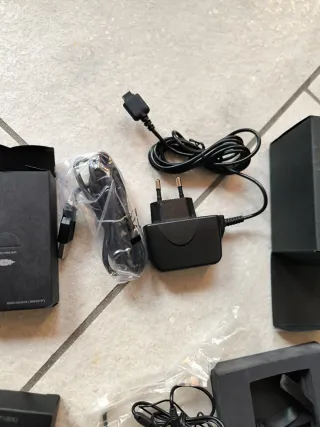 LG KF750 TIM con auricolari caricabatterie e altro