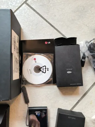 LG KF750 TIM con auricolari caricabatterie e altro