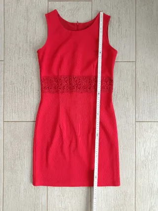 Vestido rojo con detalle de encaje