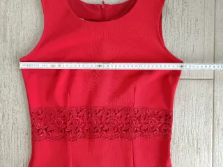 Vestido rojo con detalle de encaje