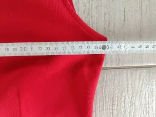 Vestido rojo con detalle de encaje