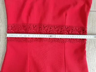 Vestido rojo con detalle de encaje