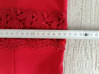 Vestido rojo con detalle de encaje