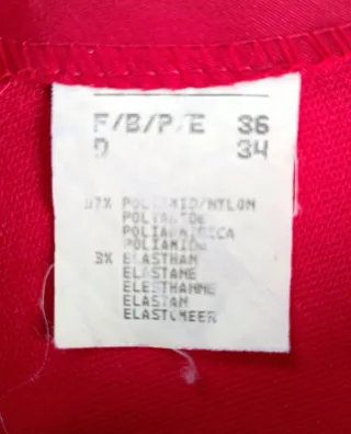 Vestido rojo con detalle de encaje