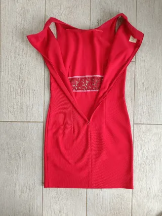 Vestido rojo con detalle de encaje