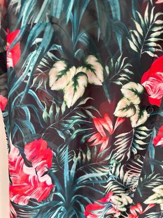 Blusa Guess M Estampado Tropical sin Mangas