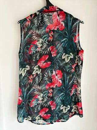 Blusa Guess M Estampado Tropical sin Mangas