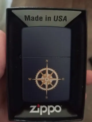 Accendino Zippo blu navy con design bussola frontale, USA