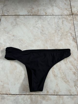 partes de abajo del bikini blanca y negra