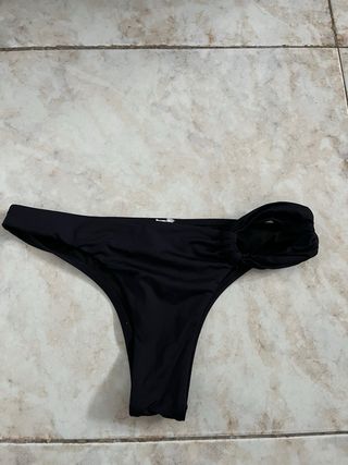 partes de abajo del bikini blanca y negra